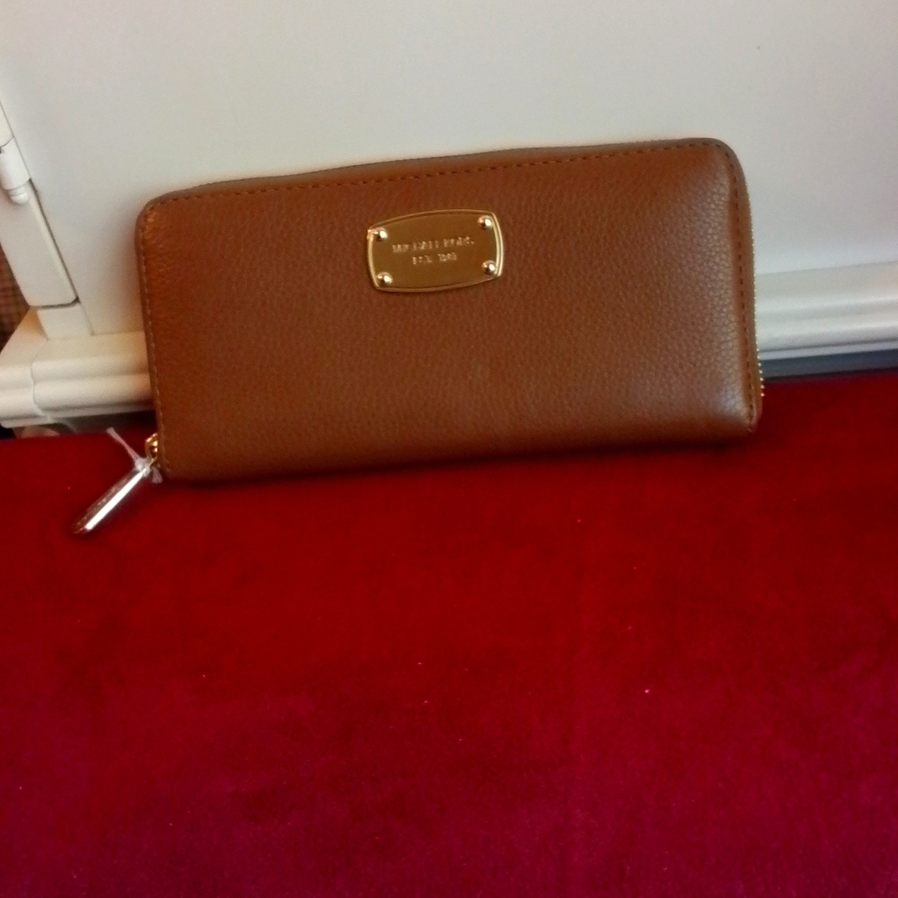 🎆Sale Michael Kors Tan Leather Wallet 🥰Like New Excellent Condition
